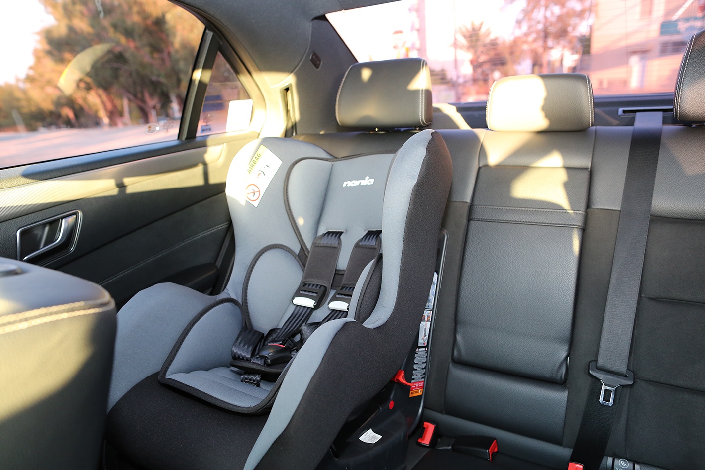 The taxi with the child car seat